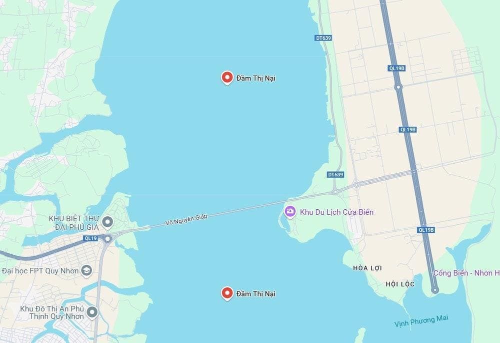 Đầm Thị Nại nằm ngay trung t&acirc;m th&agrave;nh phố, thuận tiện cho du kh&aacute;ch di chuyển (Nguồn: Internet).